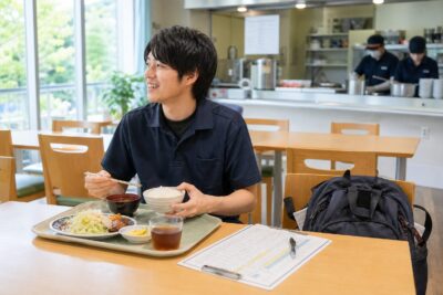 住み込みバイトはお金がない人でも始められる？寮付き・食事補助・短期勤務の確認ポイント