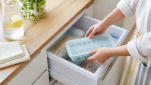 製氷皿を冷凍庫に運ぶ時に水がこぼれる対策｜フタ付き・こぼれにくいトレーの選び方