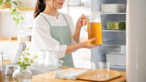 麦茶ポットを持つと手が濡れる時の対策｜結露しにくい置き方と持ちやすい冷水筒選び